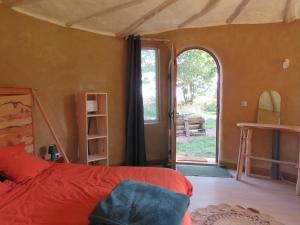 Ένα ή περισσότερα κρεβάτια σε δωμάτιο στο Camping éco-touristique et tiers-lieu apprenant - KERBOUZIER