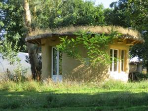 Κήπος έξω από το Camping éco-touristique et tiers-lieu apprenant - KERBOUZIER