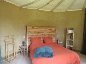 Ένα ή περισσότερα κρεβάτια σε δωμάτιο στο Camping éco-touristique et tiers-lieu apprenant - KERBOUZIER