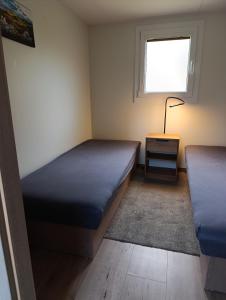une petite chambre avec deux lits et une fenêtre dans l'établissement Chata Efatha- holiday home in Liptov, à Svätý Kríž
