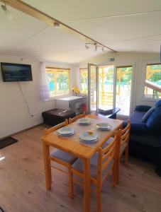 un salon avec une table en bois et un canapé dans l'établissement Chata Efatha- holiday home in Liptov, à Svätý Kríž