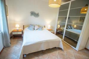 a bedroom with a bed and a large mirror at VILLINO DOLCE VITA - a 40 mt dal mare in LIDO DI ENEA - Ombrellone in spiaggia privata in Terracina +16 photos