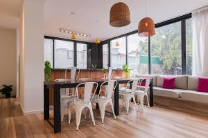 une salle à manger avec une table, des chaises et un canapé dans l'établissement Fliphaus Villa Salvador 4600 - 5 Bd Unique Villa Pool & BBQ Plaza Armenia, à Buenos Aires