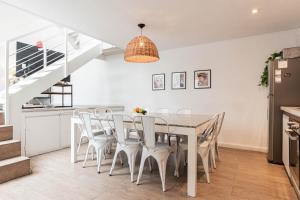 une cuisine et une salle à manger avec une table et des chaises dans l'établissement Fliphaus Salvador 5879 'A' 4 Bd BBQ & Pool Palermo, à Buenos Aires