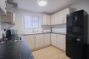 Kuchyň nebo kuchyňský kout v ubytování Budget Modern Room in Bilston-Ideal for Work Trips