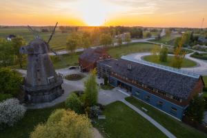 Východ nebo západ slunce při pohledu z hotelu nebo okolí
