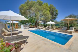 una piscina con lettini e ombrelloni di The Spot Glamping Studios a Protaras