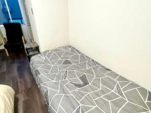 a bed in the corner of a room at Tokyo 2beds room in Shinjuku Sanchome in Tokyo +1 photo