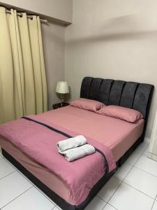 安邦Cozy 2BR Apt AxisAtrium Mall wPool Pandan Indah Ampang Kuala Lumpur的一张床上,里面放着两条毛巾 更多19张照片
