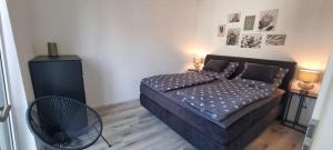 a small bedroom with a bed and a fan at Apartment am Mühlenteich in Weyhausen