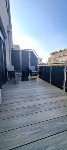 a balcony with benches and chairs on a building at Apartment am Mühlenteich in Weyhausen
