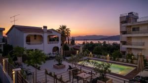 - Vistas al edificio y a la piscina al atardecer en Serenity Boutique Apartments, en Eantio