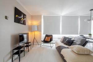 Μια τηλεόραση ή/και κέντρο ψυχαγωγίας στο Cool 1-bedroom apartment