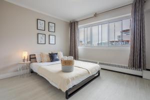 Ένα ή περισσότερα κρεβάτια σε δωμάτιο στο Cool 1-bedroom apartment +3 φωτογραφίες