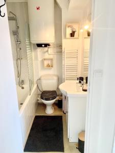 een badkamer met toilet en wastafel bij La Cabane de Riva Bella in Ouistreham