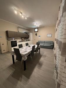 Un comedor con una mesa y sillas y un sofá. en Casa Palace, en Certaldo