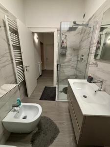 Un baño blanco con lavabo y ducha en Casa Palace, en Certaldo
