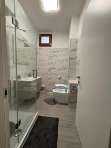 Un baño con ducha, inodoro y lavabo. en Casa Palace, en Certaldo