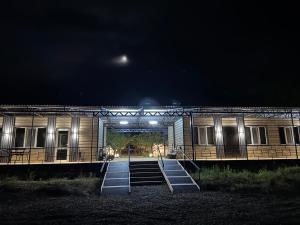 Budova, kde se the luxury tent nachází + 24 fotografií