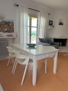 a white table and chairs in a living room at Simos suites in Elafonisos
