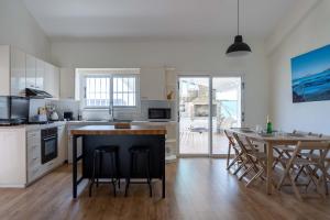 Kuchyň nebo kuchyňský kout v ubytování Beachside 2BR Villa with Garden & BBQ in Pervolia