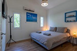 Postel nebo postele na pokoji v ubytování Beachside 2BR Villa with Garden & BBQ in Pervolia
