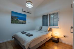 Postel nebo postele na pokoji v ubytování Beachside 2BR Villa with Garden & BBQ in Pervolia