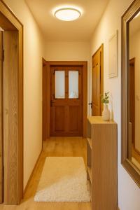 a hallway with a door and a table with a vase on it at Ferienwohnung auf der Schlossallee in Niederwiesa