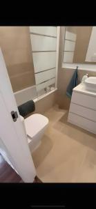 Un baño con un inodoro blanco y un lavabo. en Chulera Beach townhouse sea views, en Manilva