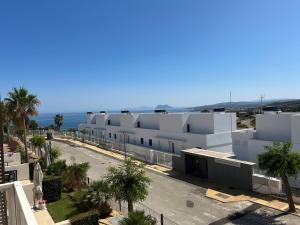 Una vista aérea de un edificio con el océano al fondo. en Chulera Beach townhouse sea views, en Manilva