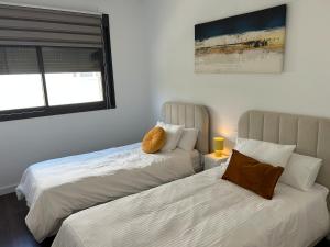 Dos camas una al lado de la otra en un dormitorio. en Chulera Beach townhouse sea views, en Manilva 14 fotos más