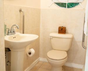 Koupelna v ubytování Pampered In Paradise Columbus Heights 2 BR penthouse condo near Ian Fleming airport
