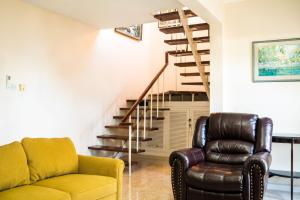 Posezení v ubytování Pampered In Paradise Columbus Heights 2 BR penthouse condo near Ian Fleming airport
