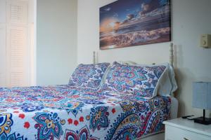 Postel nebo postele na pokoji v ubytování Pampered In Paradise Columbus Heights 2 BR penthouse condo near Ian Fleming airport
