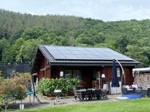 NonceveuxLe Mont Céleste dogs friendly的房屋设有太阳能屋顶,配有桌椅