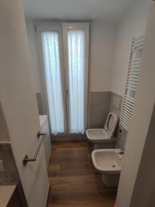 a small bathroom with a toilet and a sink at Appartamento Valverde in Piacenza