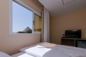Kama o mga kama sa kuwarto sa rizkyan pyramids view INN