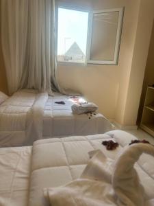 Kama o mga kama sa kuwarto sa rizkyan pyramids view INN