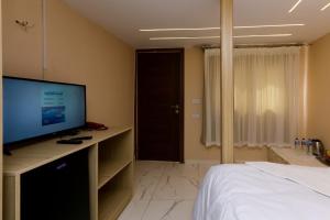 sypialnia z łóżkiem i telewizorem z płaskim ekranem w obiekcie rizkyan pyramids view INN w Kairze +26 zdjęć