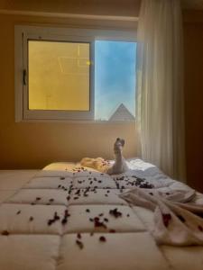Kama o mga kama sa kuwarto sa rizkyan pyramids view INN