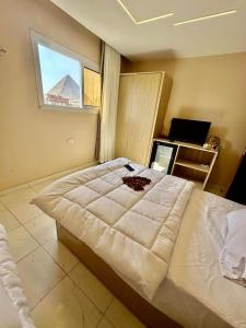 Kama o mga kama sa kuwarto sa rizkyan pyramids view INN