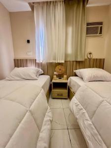 Kama o mga kama sa kuwarto sa rizkyan pyramids view INN