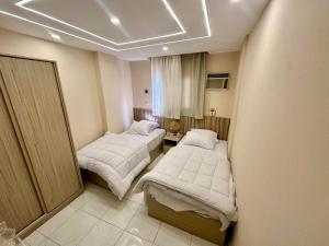 Kama o mga kama sa kuwarto sa rizkyan pyramids view INN
