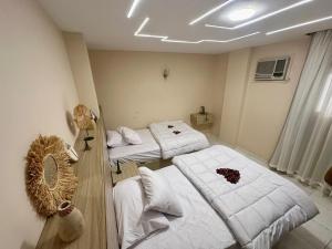 Kama o mga kama sa kuwarto sa rizkyan pyramids view INN