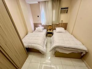 Kama o mga kama sa kuwarto sa rizkyan pyramids view INN