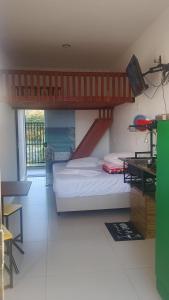 a bedroom with a bunk bed and a desk with a desk at Pousada Mar e Chaves in Penha