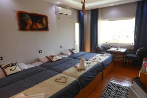 Seating area sa rizkyan pyramids view INN