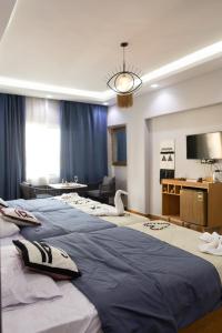 开罗Guest rest view INN的酒店客房设有一张大床和一台电视机。