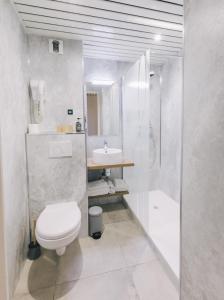 Logis Hôtel la Grassinais Saint-Malo的一间浴室