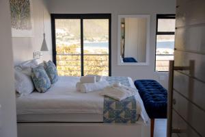 Ένα ή περισσότερα κρεβάτια σε δωμάτιο στο Villa Rhulani & Protea Suite - Luxurious Villa with Sea and Mountain Views, Pool & Inverter